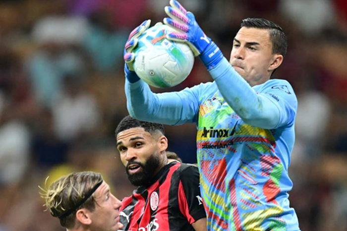 Emil Audero mencatat 4 penyelamatan krusial dan jadi pahlawan Cremonese saat menumbangkan AC Milan di pekan perdana Serie A 2025/26.&nbsp;
