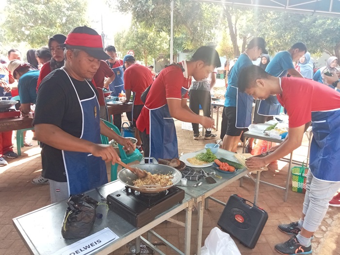 Semarak peringatan Agustusan di RT 06 RW 08 Perum Gedongombo Baru dengan lomba memasak nasi goreng bagi bapak-bapak.