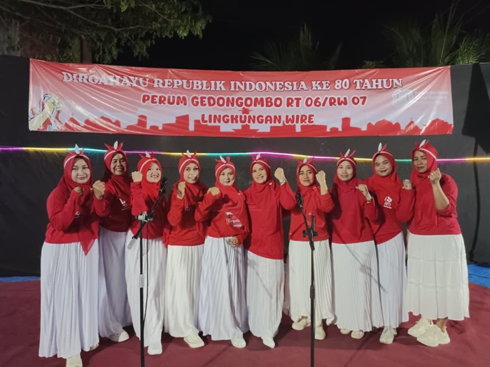 Ibu dasar wisma RT 06 RW 08 mengikuti lomba paduan suara lagu-lagu nasional.
