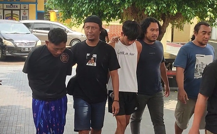 Dua pelaku pengeroyokan anak di bawah umur asal Kecamatan Tambakboyo dibekuk jajaran Satreskrim Polres Tuban, kemarin (21/8).