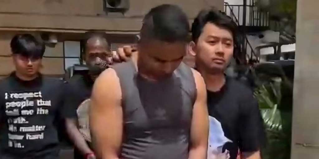 Salah satu tersangka penculik kepala cabang (Kacab) sebuah bank di Jakarta, MIP (37) dibawa ke Polda Metro Jaya, Kamis (21/8).