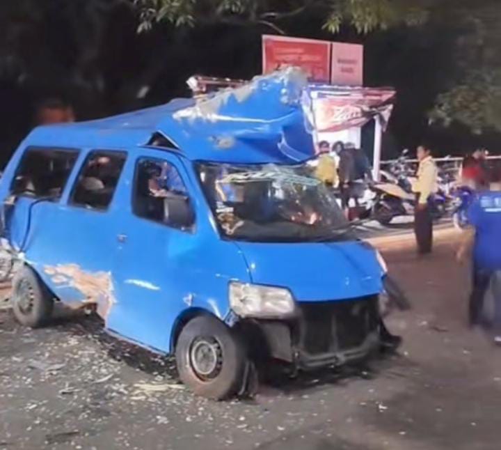 Sebuah angkot BBG terbakar di Citeureup, Bogor.