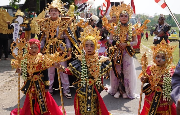 Karnaval dan karya seni budaya di Kelurahan Karang, Kecamatan Tuban, diikuti 20 peserta.