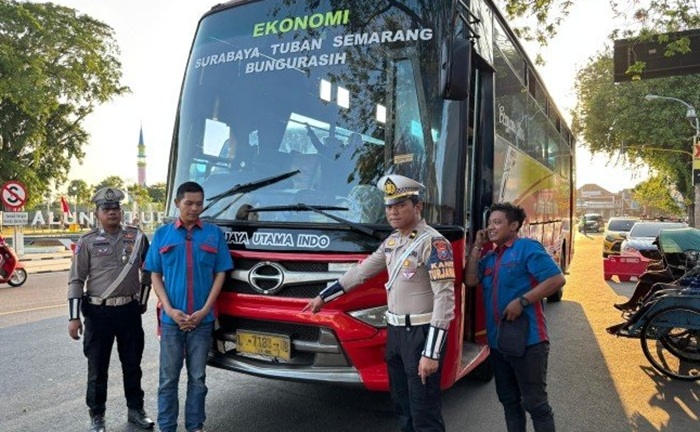 Sopir Bus AKAP PO Jaya Utama Indo dihadang Satlantas Polres Tuban usai video sopir tersebut ugal-ugalan di viral di medsos, Sabtu (23/8).