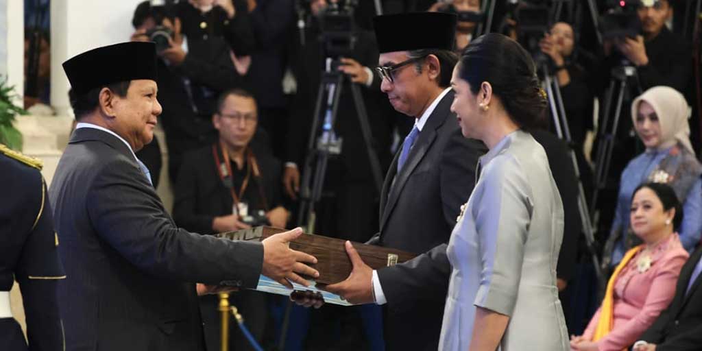 Presiden Prabowo Subianto menganugerahkan Bintang Republik Indonesia Utama kepada perwakilan keluarga Jenderal Polisi (Purn) Hoegeng Iman Santoso di Istana Negara, Jakarta, Senin (25/8).