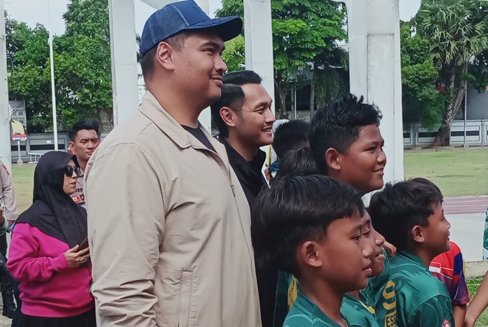 Menpora Dito Ariotedjo meninjau latihan atlet Tuban di GOR Rangga Jaya Anoraga bersama sejumlah masyarakat.