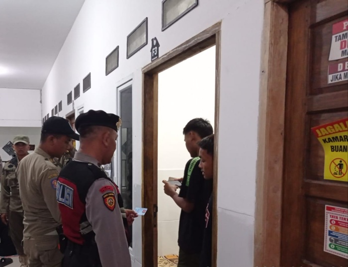 Petugas Satpol-PP bersama Polres Tuban menjaring pasangan bukan suami istri di salah satu rumah kos di wilayah Kecamatan Semanding, Minggu.