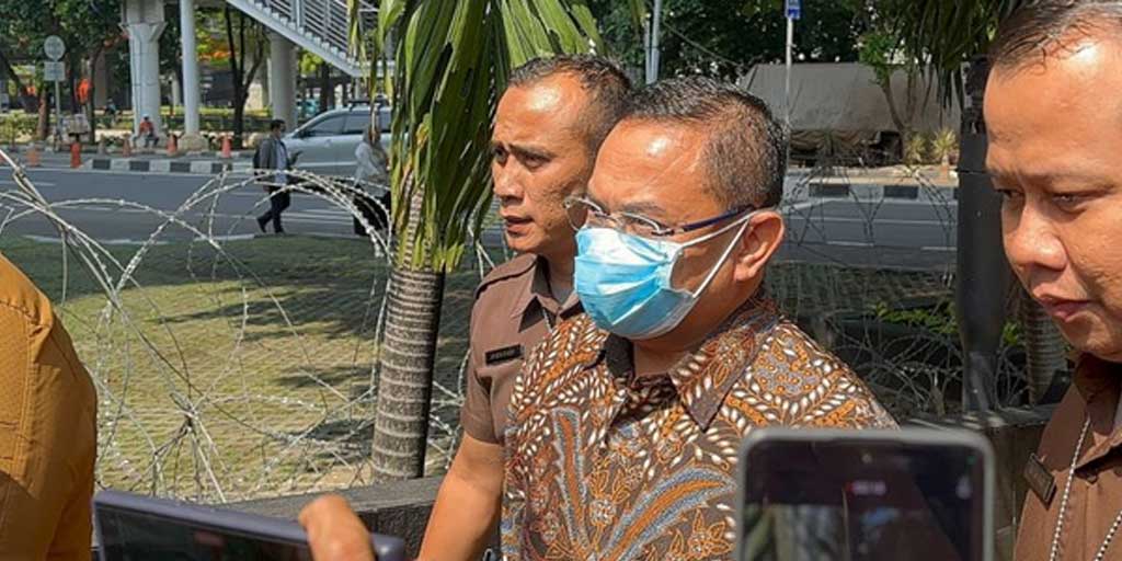 Bupati Pati Sudewo (tengah) memenuhi panggilan Komisi Pemberantasan Korupsi dengan mendatangi Gedung Merah Putih KPK, Jakarta, Rabu (27/8).