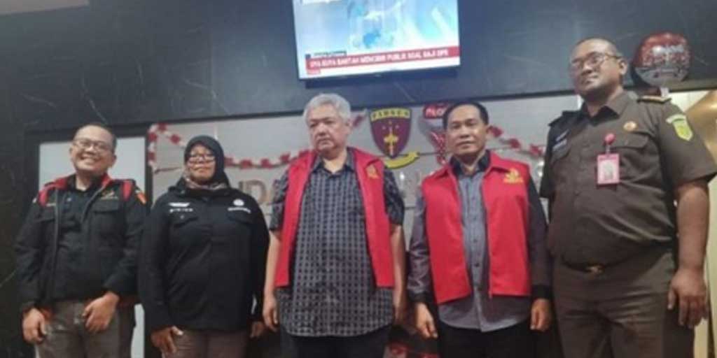 Tim Kejati Jawa Timur menahan dua tersangka (rompi merah muda) kasus dugaan tindak pidana korupsi pengelolaan belanja hibah, barang/jasa, serta belanja modal SMK tahun anggaran 2017.