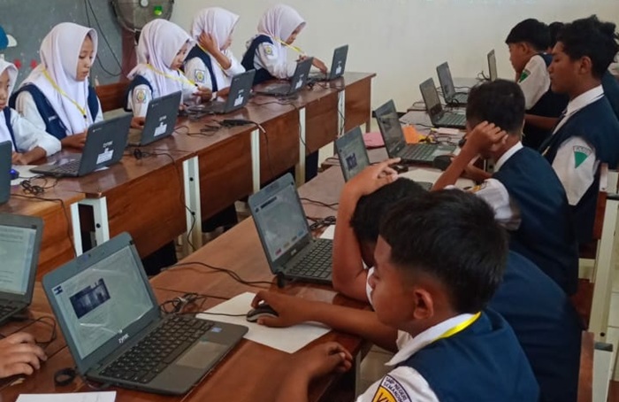 Para siswa kelas 8 SMPN 4 Semanding melaksanakan ANBK di lembaga pendidikan setempat, kemarin (25/8).