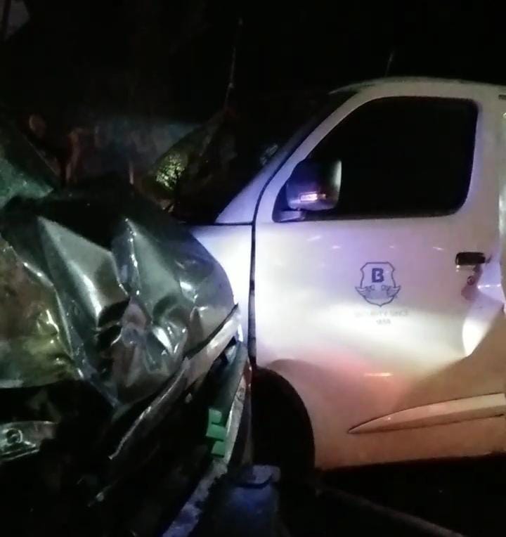 Kondisi mobil Suzuki APV ringsek setelah adu banteng dengan mobil pengangkut uang (brinks).