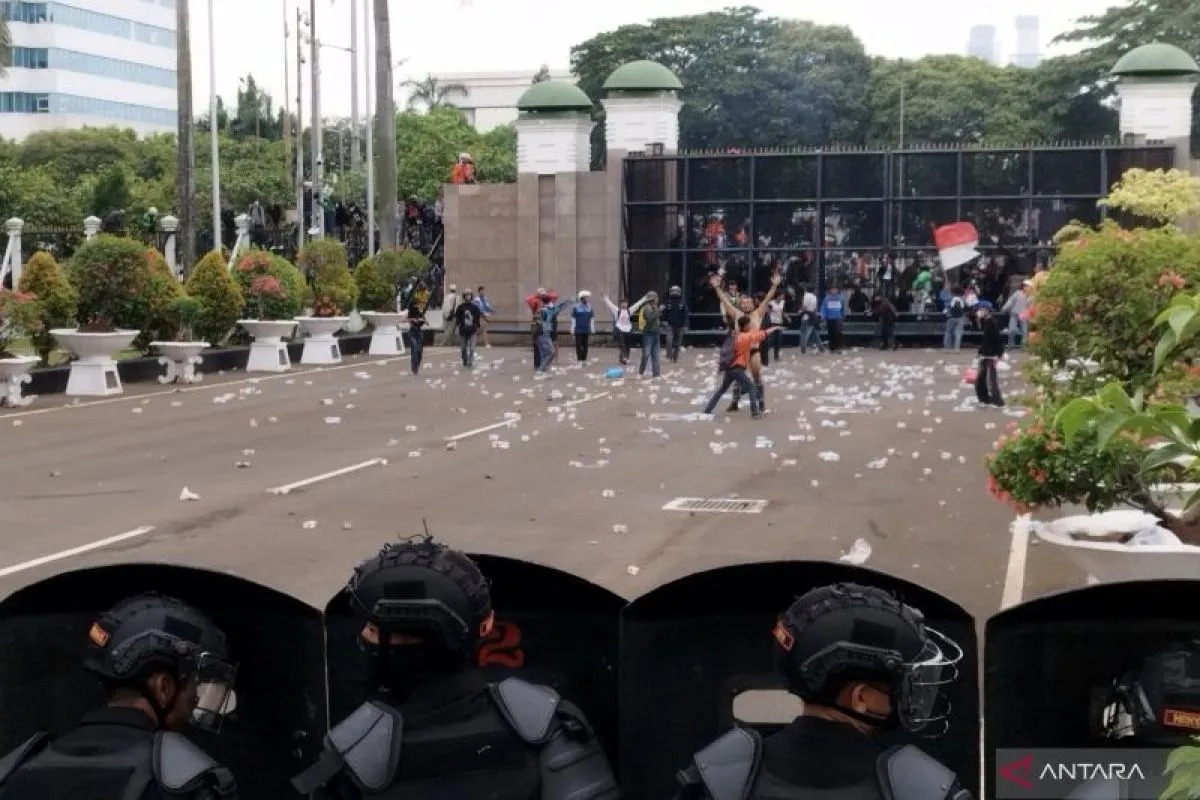 Beberapa massa aksi unjuk rasa masuk setelah pagar jebol di kompleks parlemen