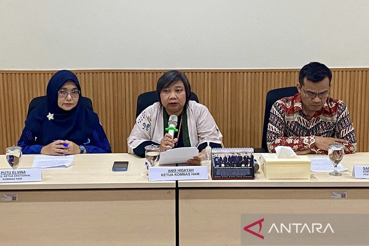 Ketua Komnas HAM Anis Hidayah menyampaikan keterangan lembaga terkait kekerasan aparat dalam pengamanan aksi massa yang terjadi di Jakarta.