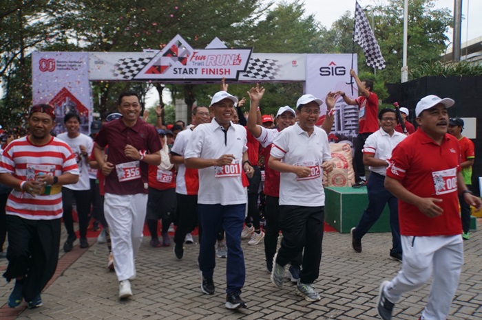 Karyawan SIG, anak perusahaan, dan mitra perusahaan di lingkungan SIG Pabrik Tuban mengikuti Fun Trail Run yang rutenya area pabrik, Jumat (29/8).