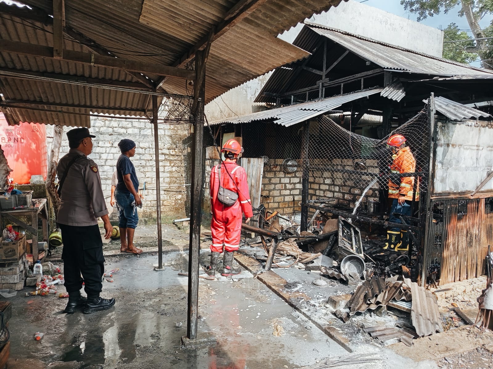 Petugas Damkar Tuban melakukan upaya pemadaman kobaran api yang membakar warung makan di Desa Pekuwon, Kecamatan Rengel, kemarin (28/8)