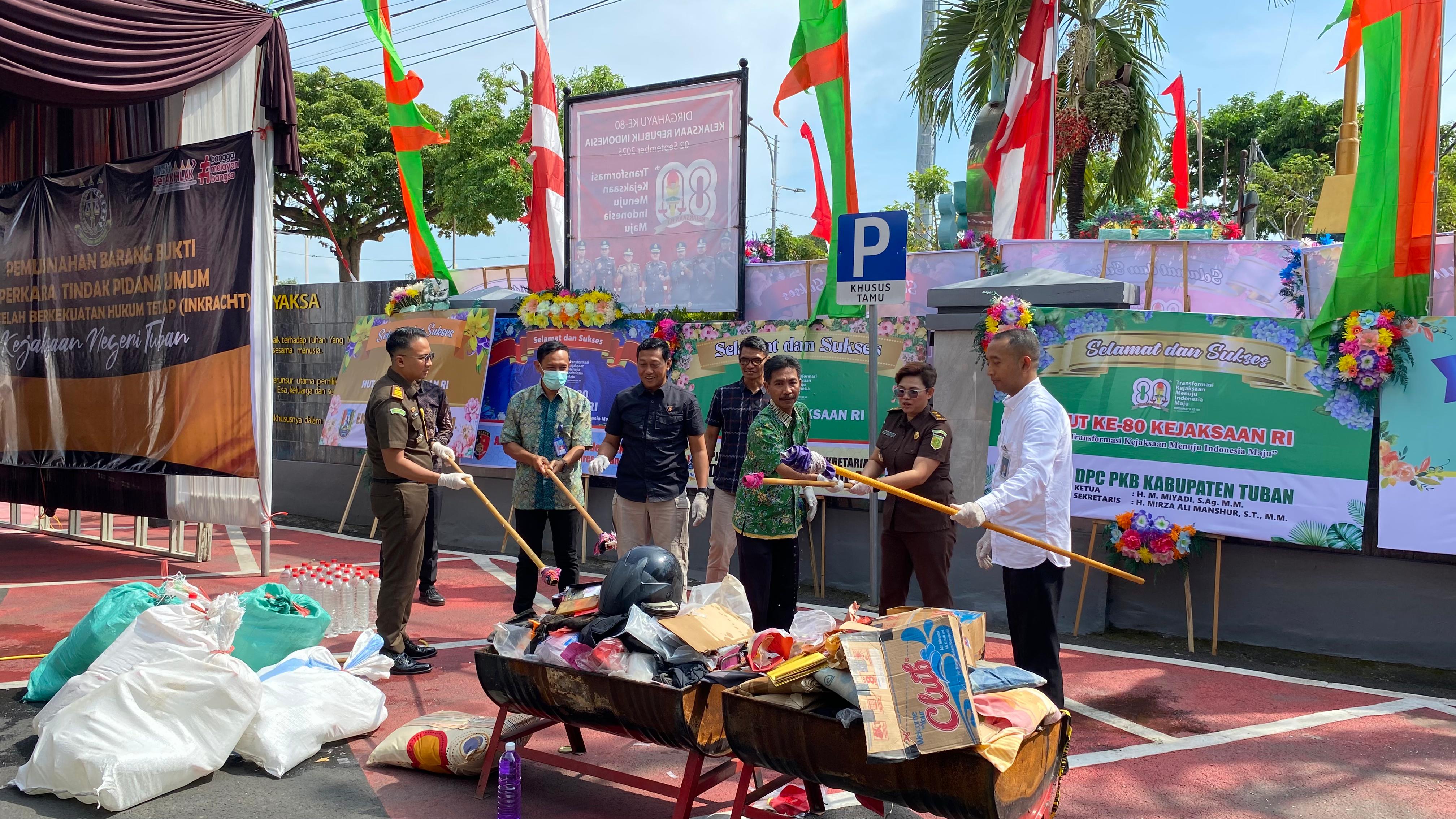 Proses pemusnahan BB 70 perkara inkrah di halaman Kejari Tuban, kemarin (28/8).