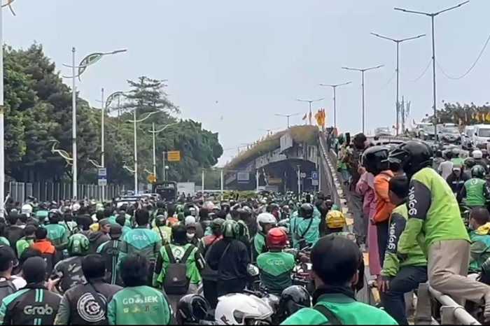 Pasukan ojol yang akan mengantarkan jenazah Affan ke pemakaman