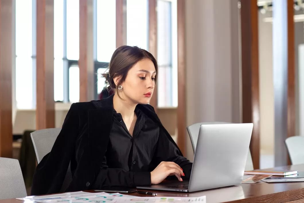 Seseorang yang diam di kantor, melambangkan perlindungan diri dari orang-orang negatif