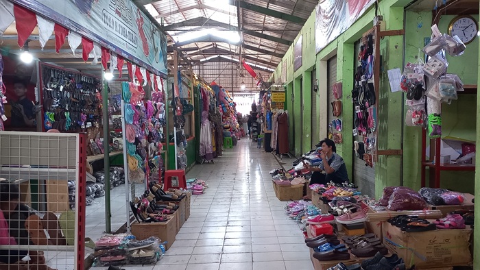 Kenaikan retribusi kios Pasar Baru Tuban dinilai memberatkan pedagang, dari Rp106 ribu naik jadi Rp252 ribu, sementara pasar makin sepi.