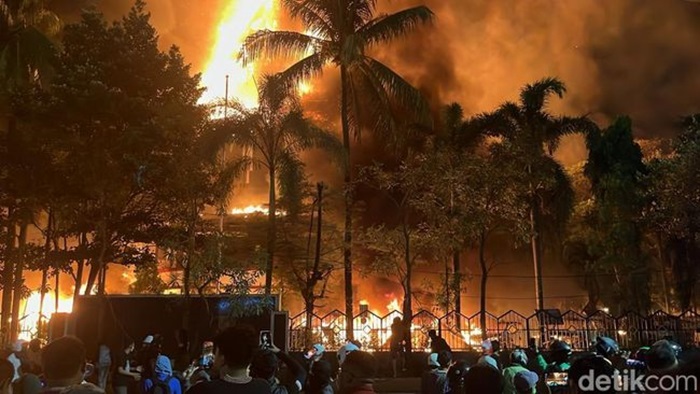Gedung DPRD Makassar, Sulawesi Selatan habis dibakar oleh massa demontrasi, tepat pukul 23.00