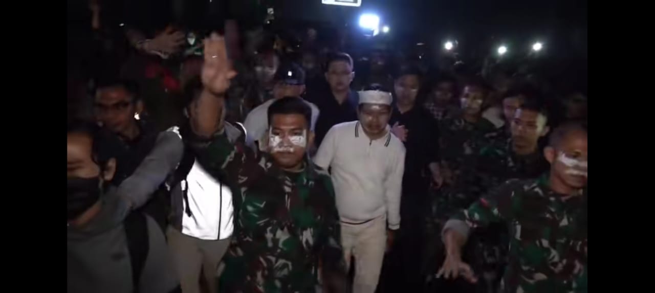 Momen Gubernur Jabar Dedi Mulyadi hadir di kerumunan massa dengan pengawalan aparat.