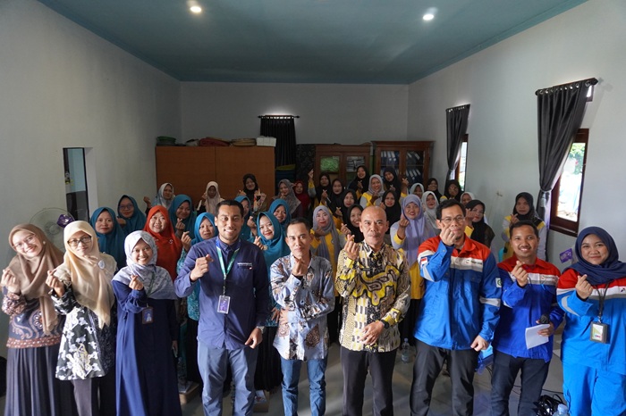 Proyek GRR Tuban berkomitmen tingkatkan kesehatan masyarakat dengan edukasi pola hidup sehat dan penyediaan pangan mandiri lewat Polindes.