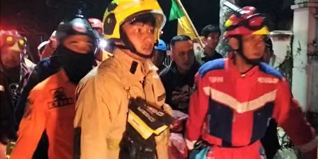 Tim penyelamat mengevakuasi korban yang terjebak kebakaran saat kejadian pembakaran Kantor DPRD Kota Makassar, Sulawesi Selatan, Sabtu (30/8) dini hari.