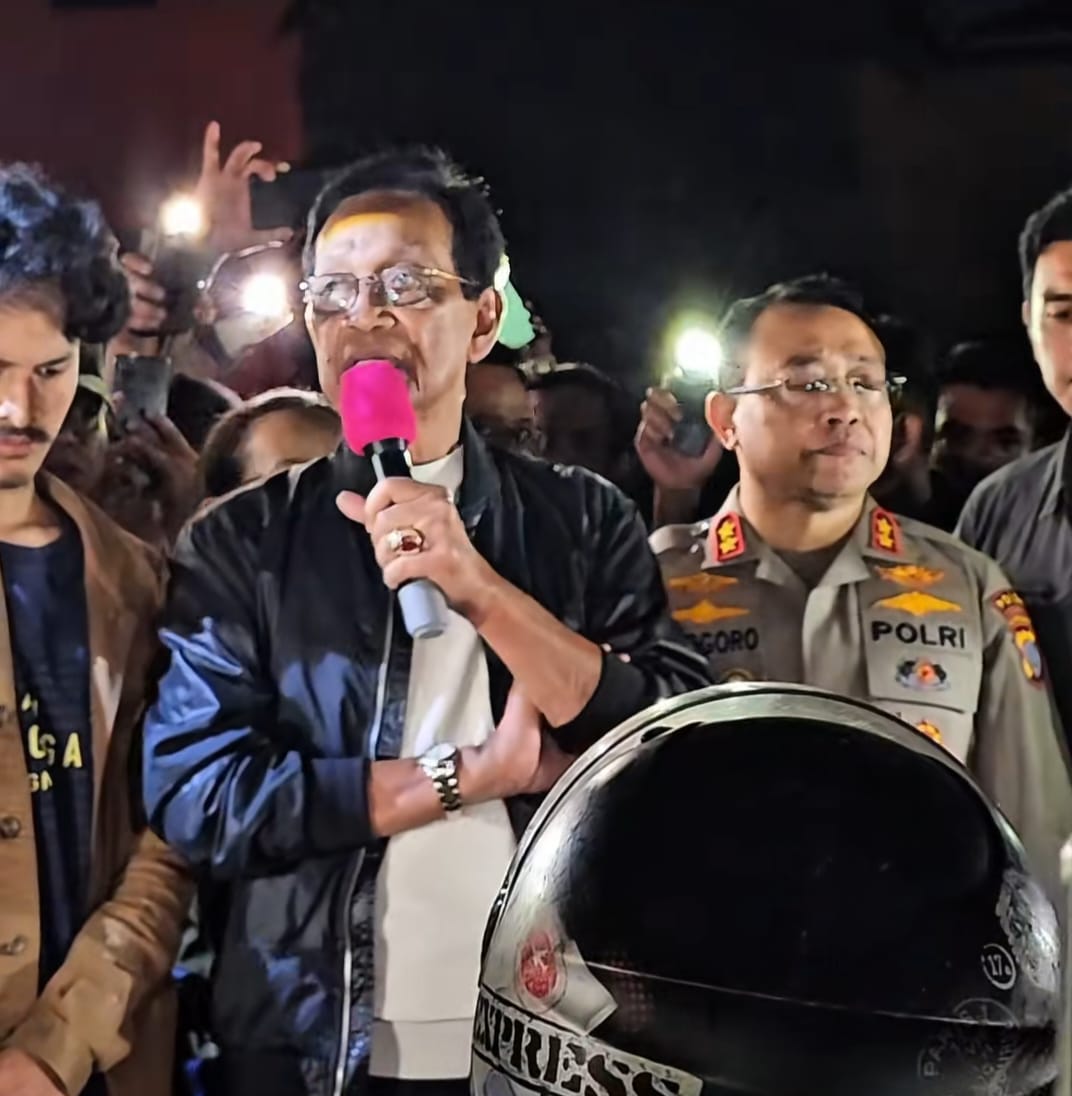 Sri Sultan Hamengku Buwono X menenangkan pendemo usai meminta 8 pendemo dibebaskan.