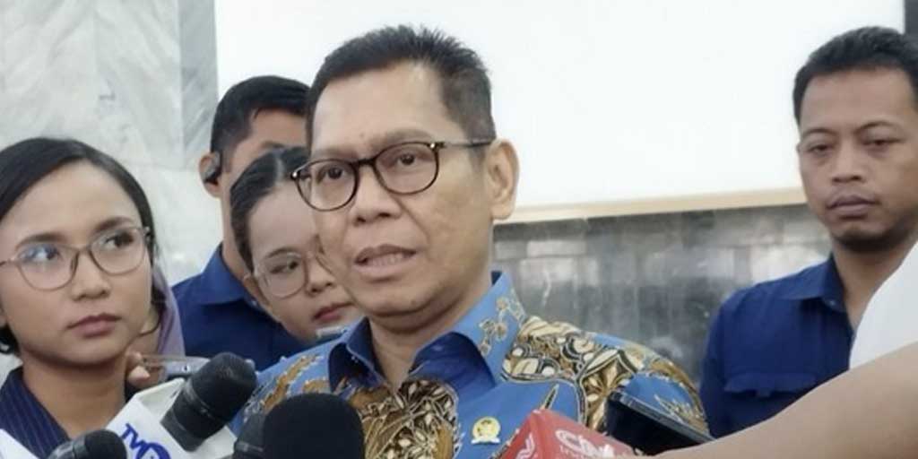 Wakil Ketua DPR RI Adies Kadir saat memberi keterangan pers di kompleks parlemen, Jakarta, Rabu (20/8).