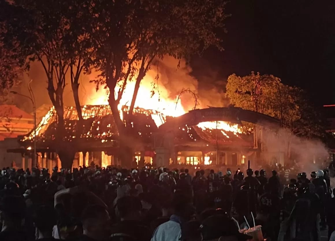 Bangunan sisi barat kompleks Gedung Negara Grahadi Surabaya dibakar massa pada Sabtu malam (30/8)