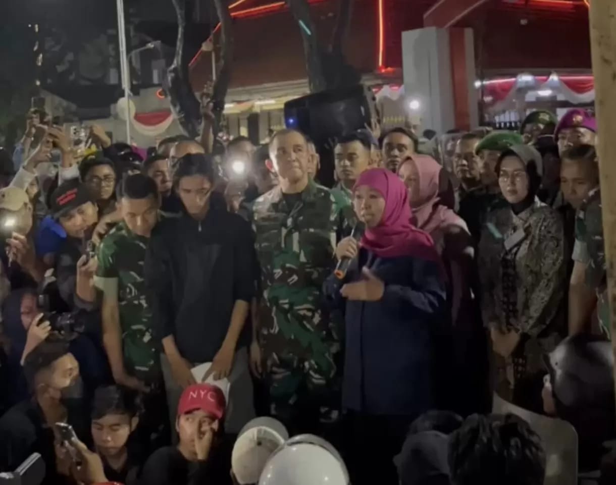 Khofifah Indar Parawansa temui massa