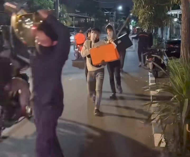 Potret massa yang menjarah barang-barang milik Sri Mulyani