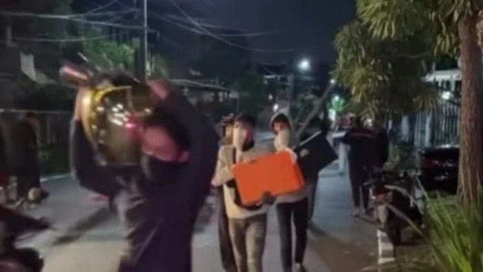 Massa jarah barang-barang dari rumah Menteri Keuangan Sri Mulyani