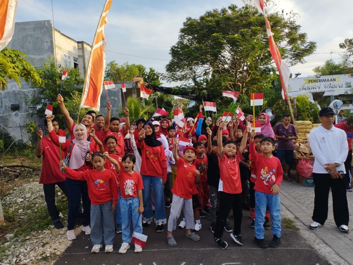 Warga di lingkungan RT 08 RW 07 Kelurahan Gedongombo, Kecamatan Semanding menggelar jalan sehat untuk menyemarakkan peringatan Agustusan, Minggu (31/8).