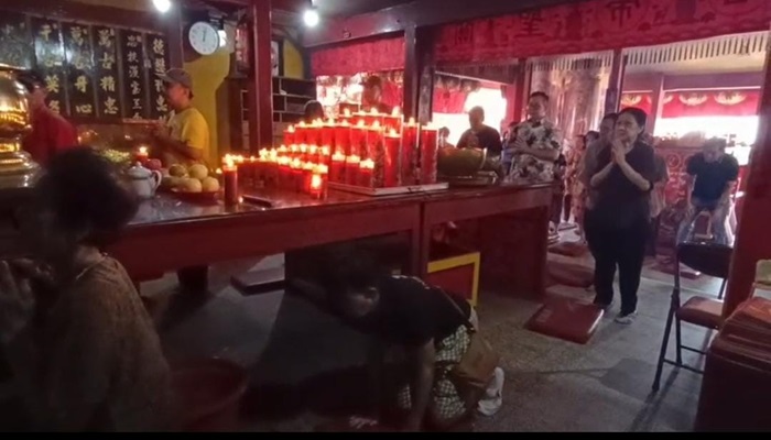 Pengurus, penilik, dan umat Tempat Ibadah Tri Dharma (TITD) Kwan Sing Bio Tuban berdoa bersama di altar kelenteng setempat, Sabtu (30/8).
