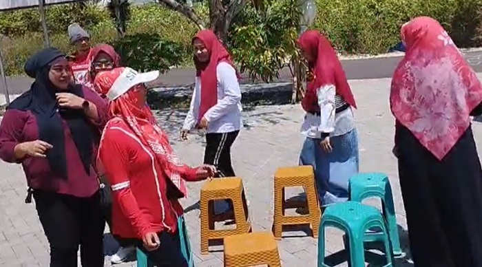 Lomba permainan Kursi Panas yang diikuti ibu-ibu warga RT 08 RW 07 Kelurahan Gedongombo, Kecamatan Semanding, Minggu (31/8).