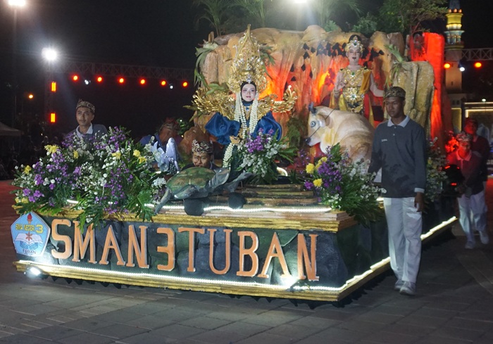 Mitos Goa Ngerong hidup kembali lewat parade budaya SMAN 3 Tuban yang sarat pesan moral untuk generasi muda.