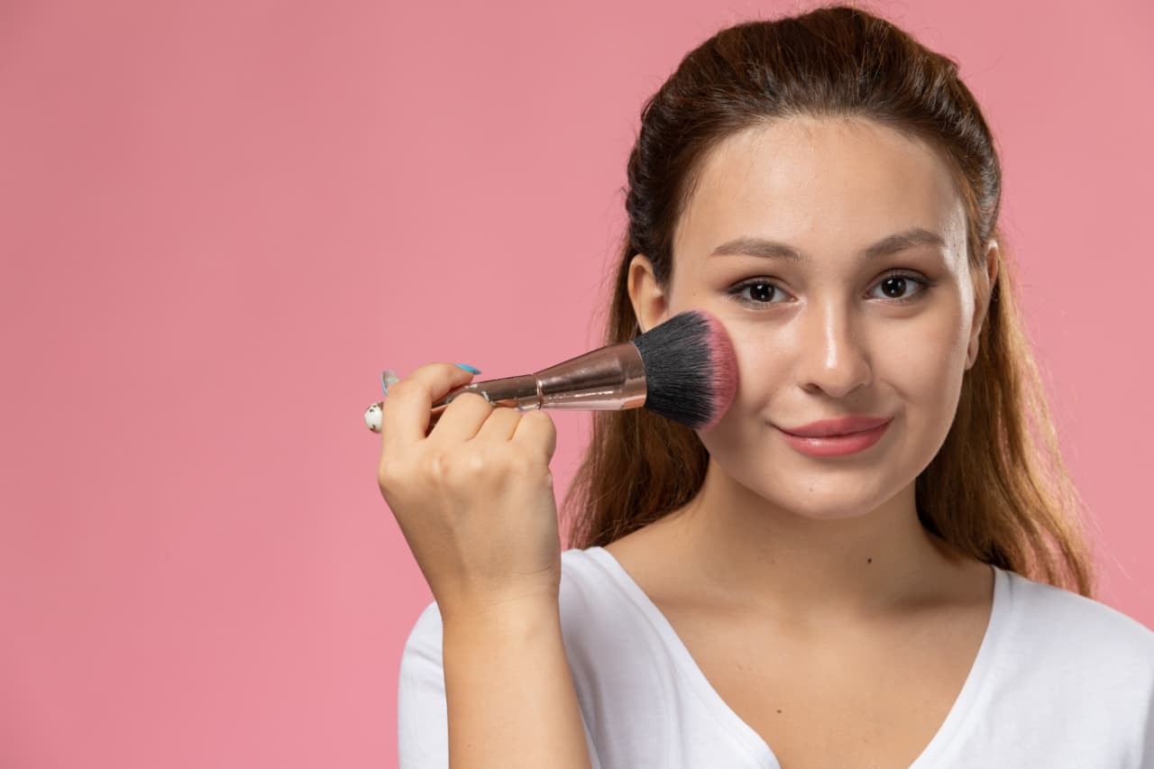 Ilustrasi Sering Make up Tapi Malah Berjerawat