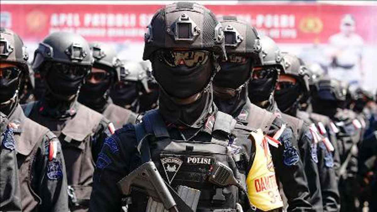 Ilustrasi barisan polisi menjaga jalannya unjuk rasa