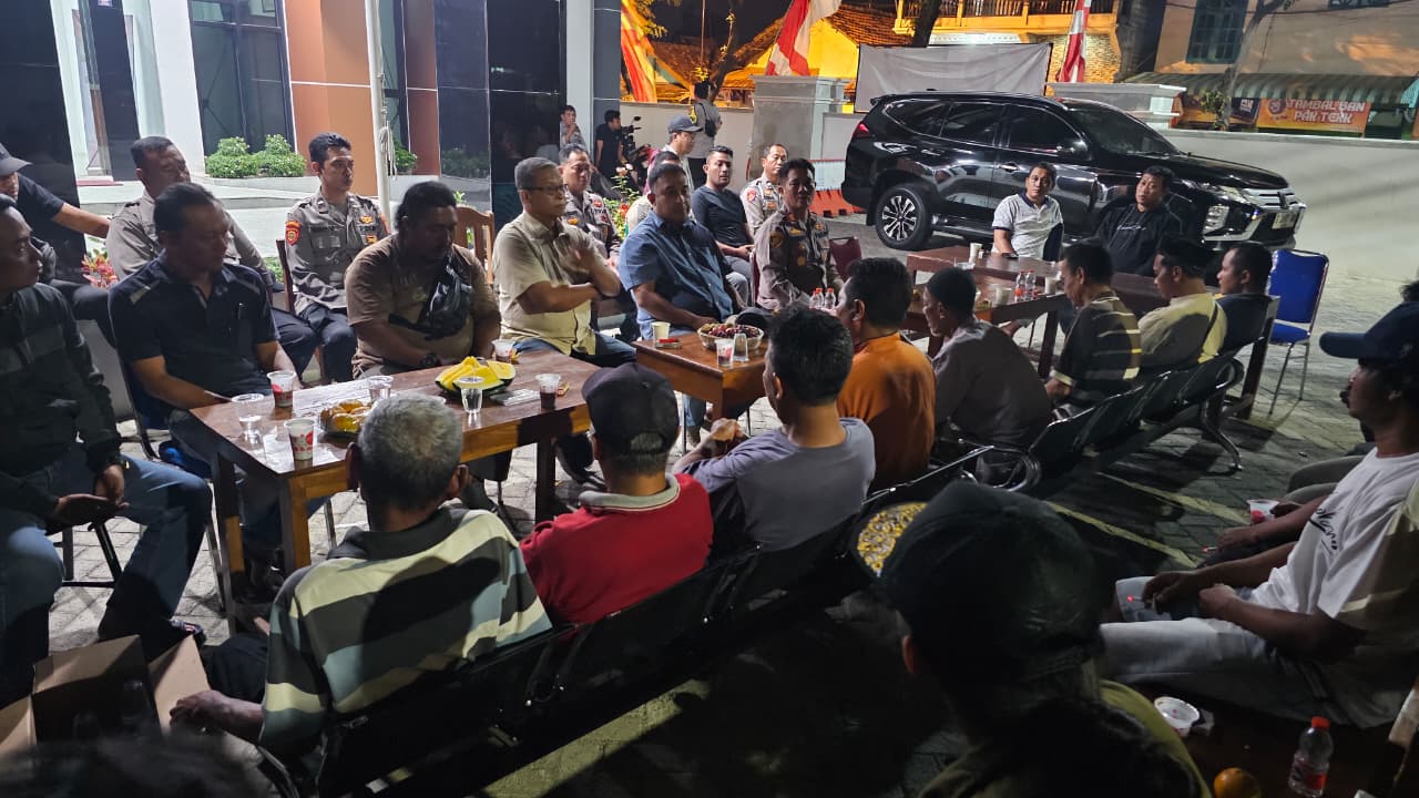 Warga Tuban tunjukkan kepedulian dengan mendampingi Polisi berjaga di Polsek.