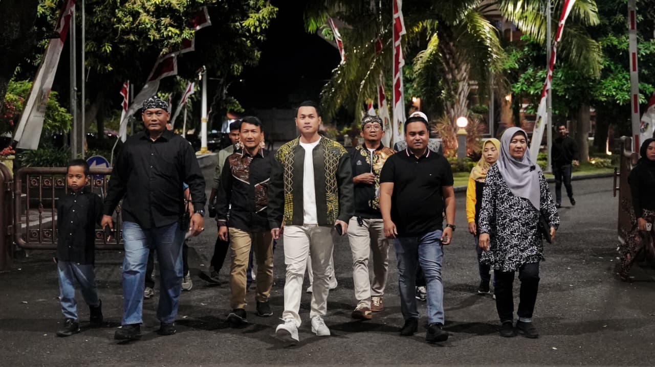 Bupati Tuban Aditya Halindra Faridzky, SE didampingi Kepala Disbudporapar Tuban M. Emawan Putra saat menemani tamu undangan dari Forkopimda dan perwakilan kabupaten tetangga menuju lokasi.