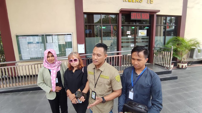 Nang Engki Anom Suseno, kuasa hukum penggugat (dua dari kanan) didampingi timnya dan umat yang menggugat.