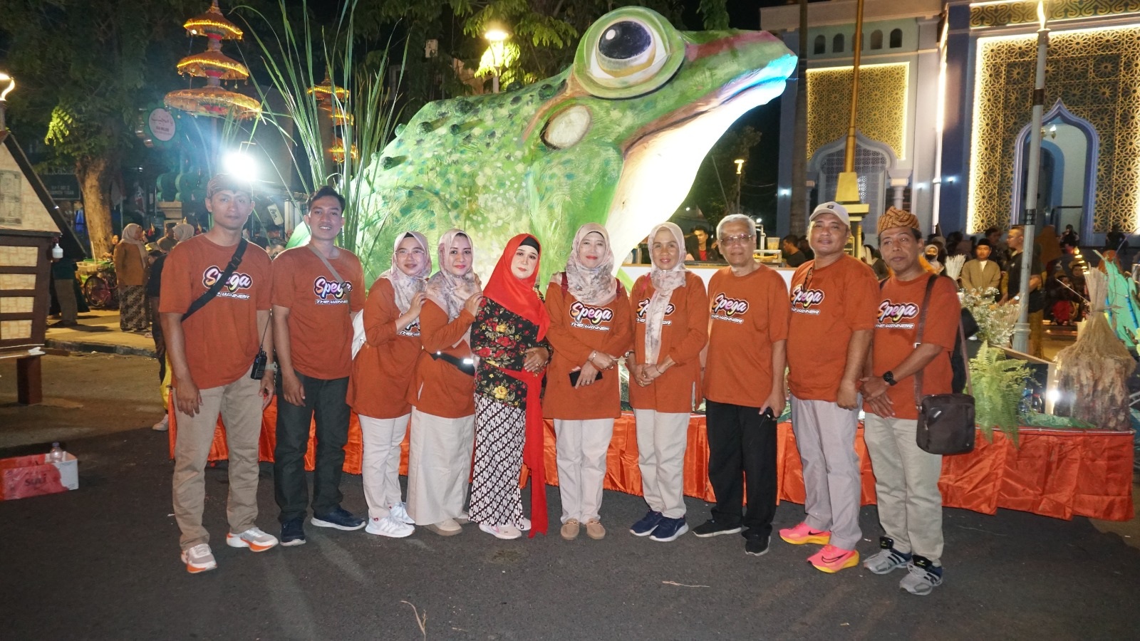Dari kostum megah hingga tarian tani, SMPN 3 Tuban berhasil menyajikan atraksi budaya penuh pesan kehidupan di Specta Night Carnival.