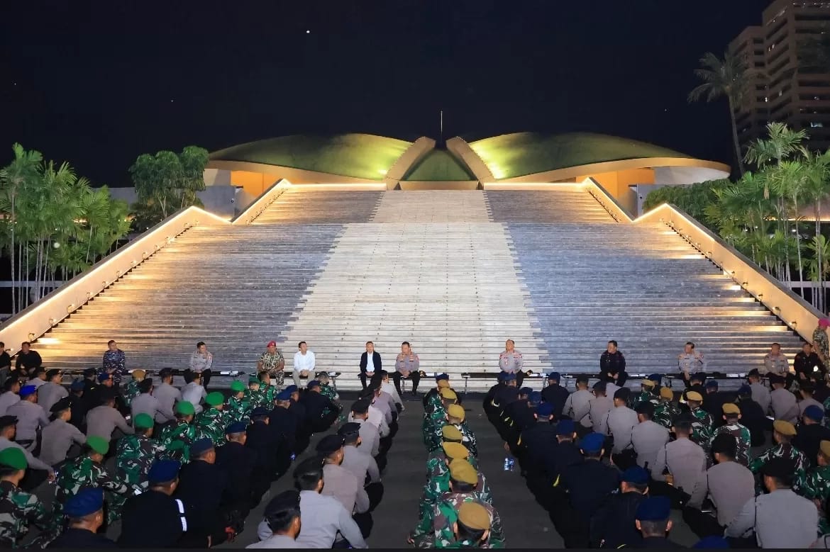 Sejumlah pejabat menghadiri acara makan malam bersama dengan 320 personel gabungan TNI-Polri di halaman Gedung DPR RI.