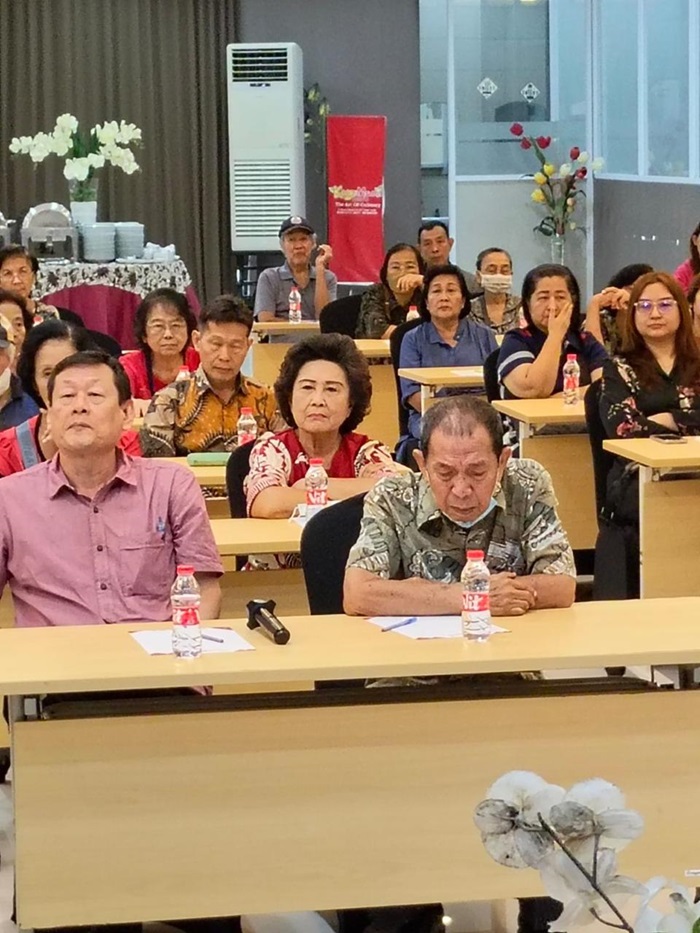 Pertemuan umat TITD Kwan Sing Bio Tuban dengan Soedomo Mergonoto, salah satu pengelola kelenteng di Kayu Manis Resto Tuban pada 24 Mei 2025.