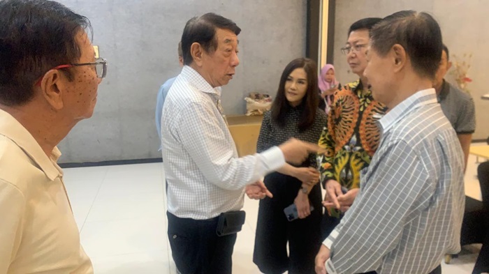 Soedomo Mergonoto (kiri) berdialog dengan tokoh TITD Kwan Sing Bio Tuban Gunawan Putra Wirawan (kanan) dan Pepeng Putra Wirawan bersama istri.