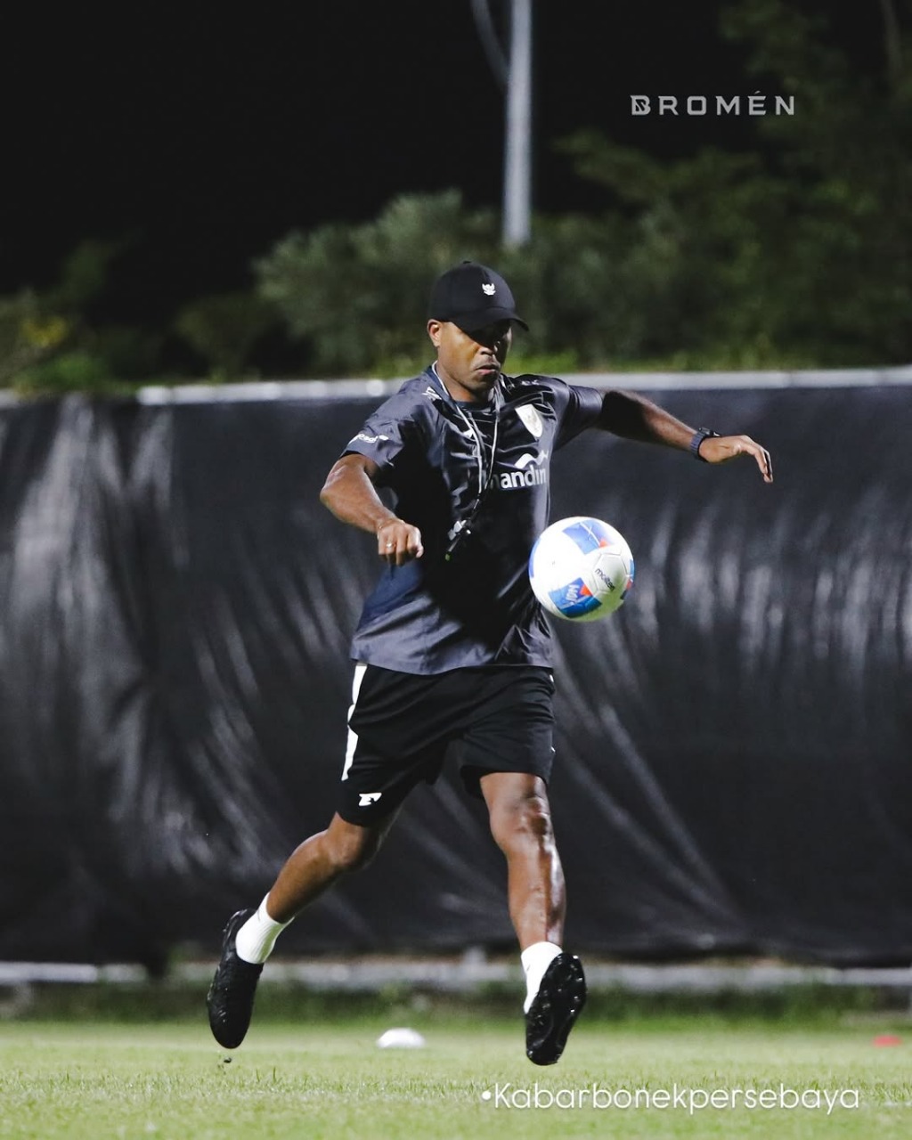 Pelatih Timnas Indonesia Patrick Kluivert memimpin sesi latihan di Lapangan C Stadion Gelora Bung Tomo