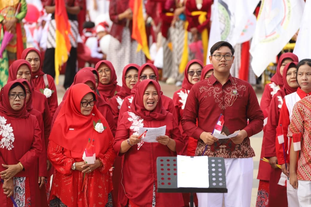 Momen kebersamaan yang menghangatkan hati, ribuan warga Tuban dari berbagai elemen tumpah ruah di Alun-Alun, menunjukkan indahnya persatuan dalam Titik Kumpul Kebersamaan.