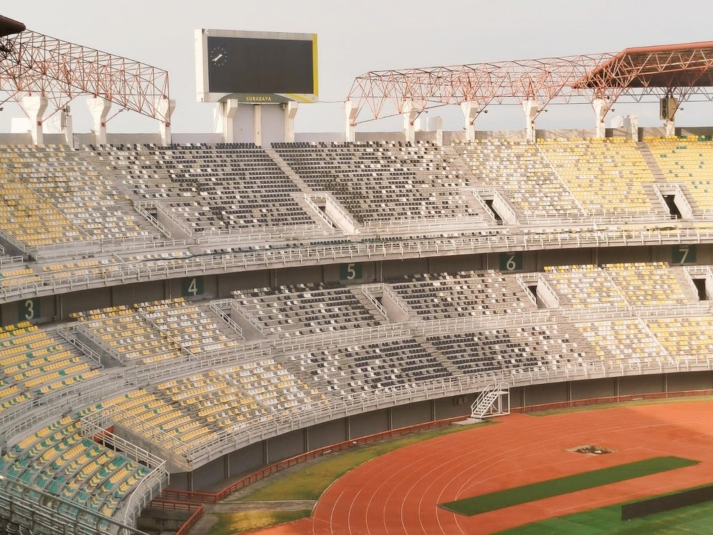 pembersihan stadion Gelora Bung Tomo oleh PSSI menjelang Laga Timnas.