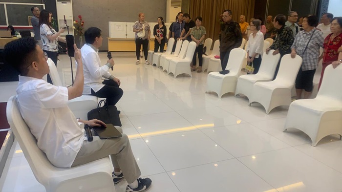 Edward Yonanda Henoek dan George Handiwiyanto (sisi kiri), lawyer yang dikirim pengelola TITD Kwan Sing Bio Tuban untuk menyaksikan voting di Kayu Manis Resto Tuban, Selasa (2/9) malam.